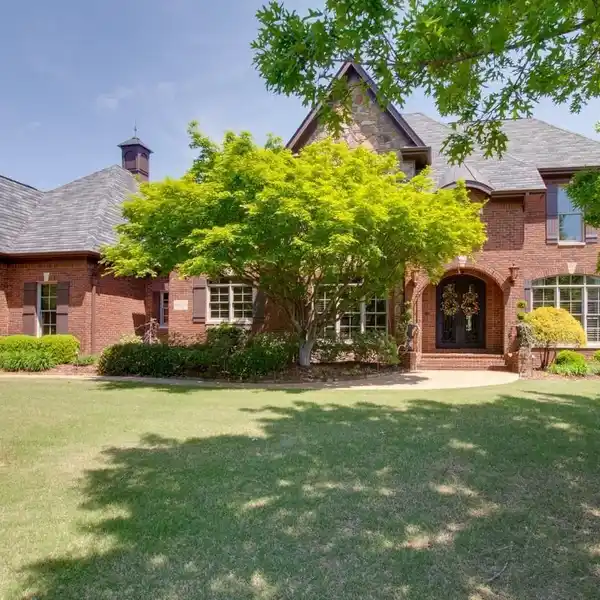 EXECUTIVE LIVING IN PRESTIGIOUS MCMULLEN COVE