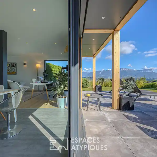 CONTEMPORARY HOUSE ON THE HEIGHTS OF CUVAT