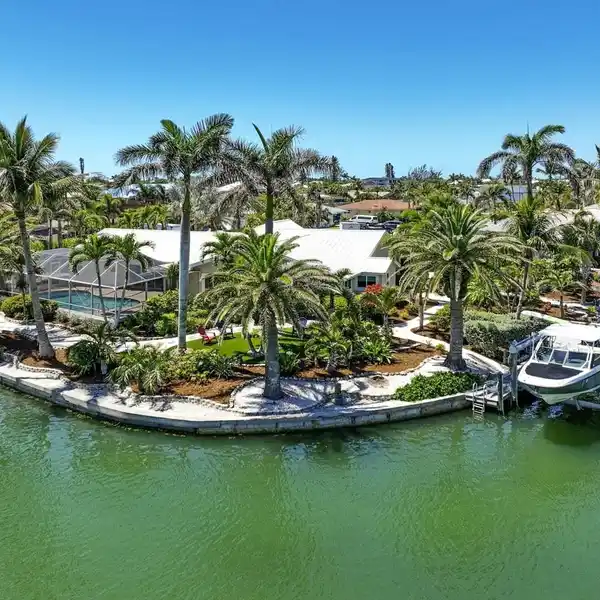 TROPICAL BOATING AND BEACH PARADISE