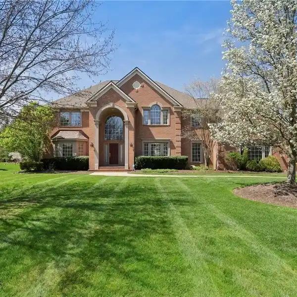 FORMER MODEL HOME IN THORNBURY