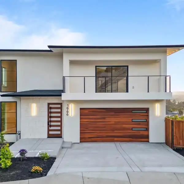 STUNNING TRI-LEVEL RESIDENCE IN FOUNTAINGROVE