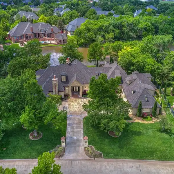 OPEN-CONCEPT LAKEFRONT STUNNER
