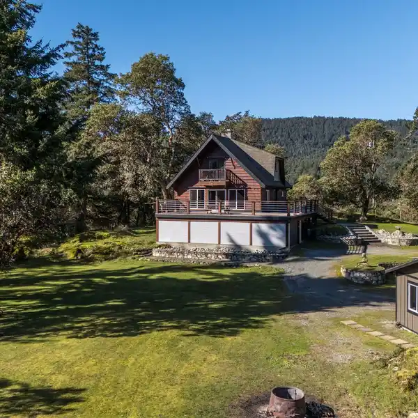 PRIVATE 5-ACRE WEST COAST ESTATE