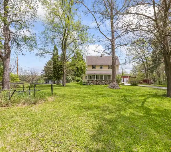 CHARMING ACREAGE WITH BARN AND ART STUDIO