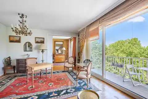 Dual-Aspect Apartment with a Roof Terrace