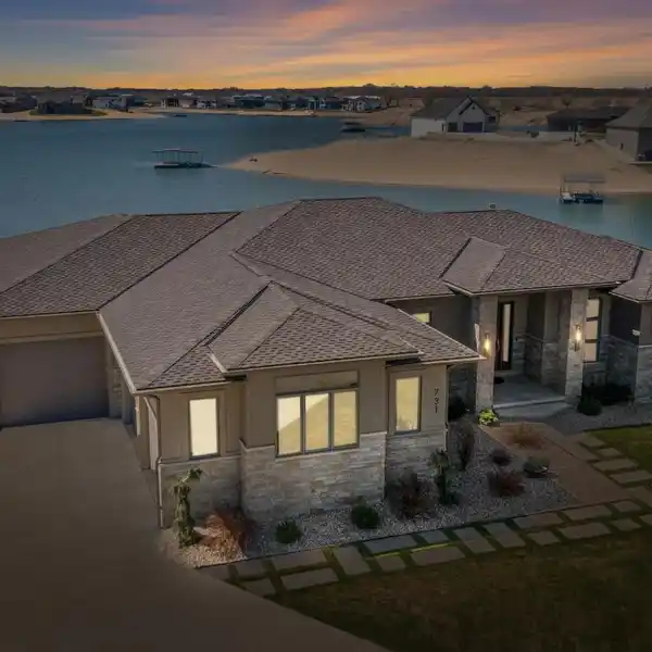 BEAUTIFUL LAKEFRONT MASTERPIECE