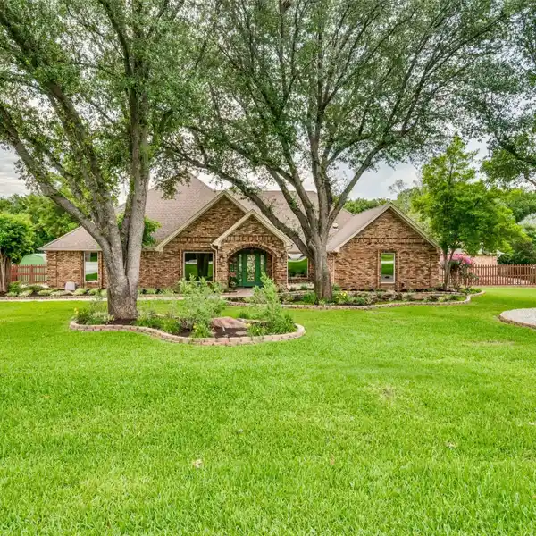 ONE-OF-A-KIND SINGLE-STORY RETREAT ON A LUSH ACRE