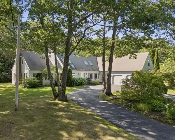 STUNNING HOME IN THE BROAD COVE NEIGHBORHOOD