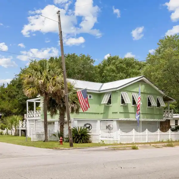 COTTAGE CHARM IN A GREAT LOCATION