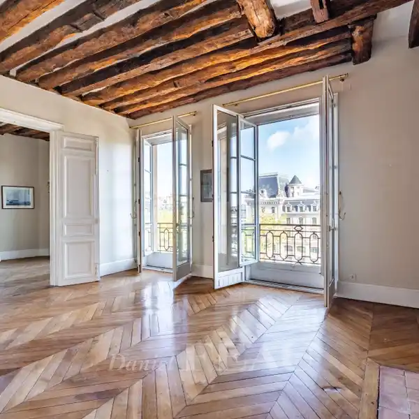 EXCEPTIONALLY BRIGHT PARIS APARTMENT