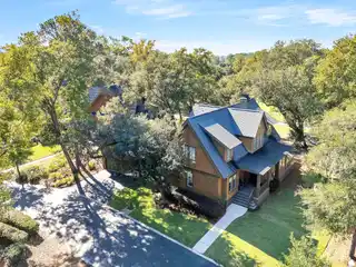 Freshly Modernized Cottage in Daniel Island Park