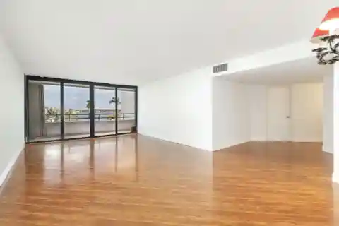 Beautiful Unit in the Flagler Yacht Club Building