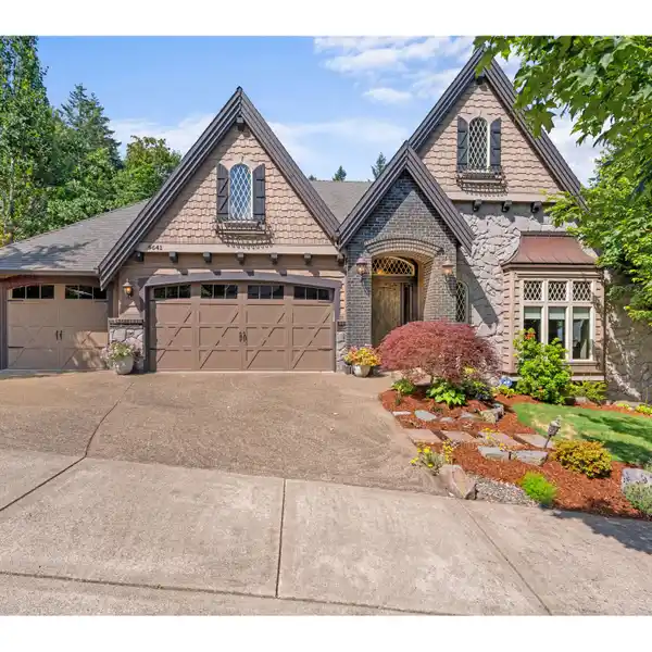 ENTERTAINER'S DREAM HOME IN JACKSON HILLS