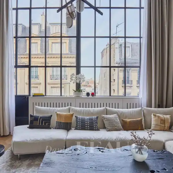 STRIKING AND VOLUMINOUS PARIS APARTMENT