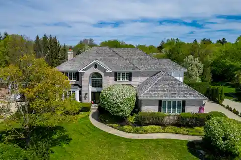 Elegant Home Blending Luxury and Modern Comfort