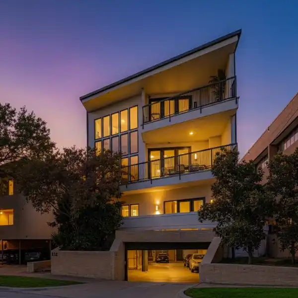 SOPHISTICATED STYLE MEETS DRAMATIC ARCHITECTURE IN SPECTACULARLY UPDATED HOME