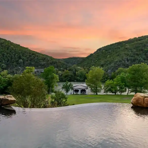 MODERN LUXURY RESIDENCE IN PRESTIGIOUS LAKE AUSTIN ENCLAVE