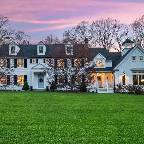 TIMELESS NEW ENGLAND ARCHITECTURE MEETS MODERN LUXURY