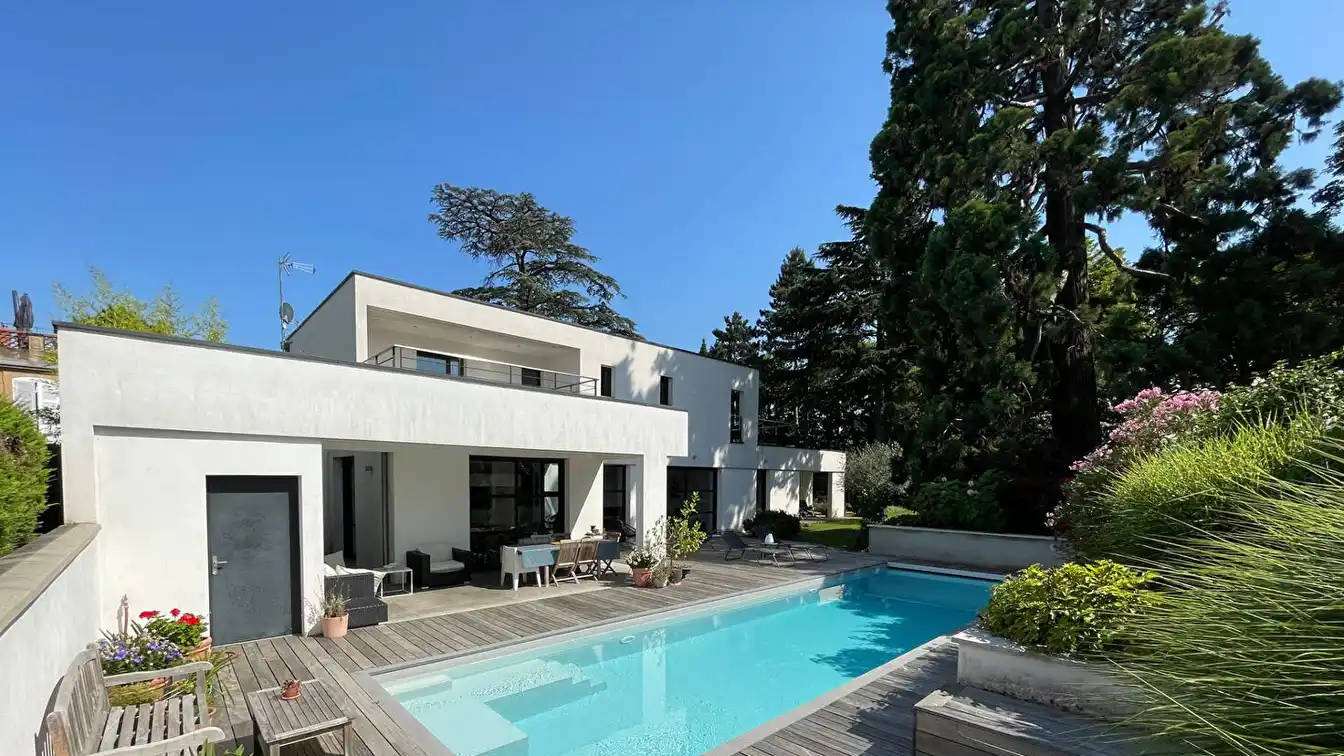 Contemporary Elegance in a Green Setting