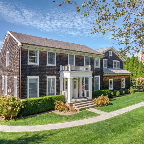 ELEGANT SOUTHAMPTON SUMMER RETREAT