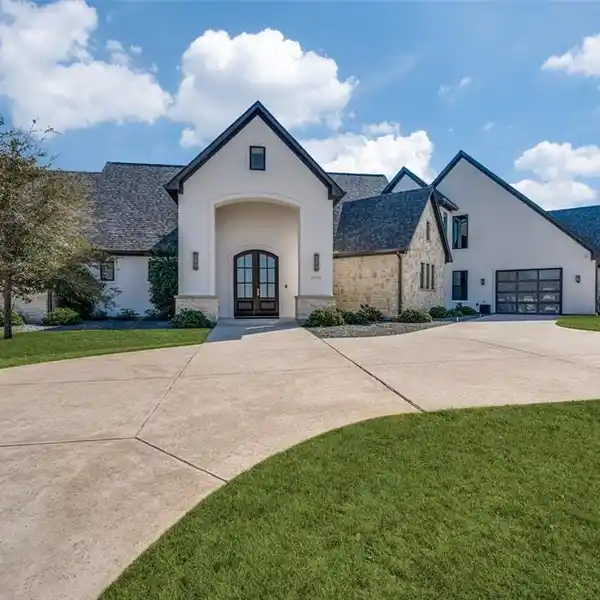 LUXURY RETREAT WITH PANORAMIC VIEWS OF LAKE LEWISVILLE