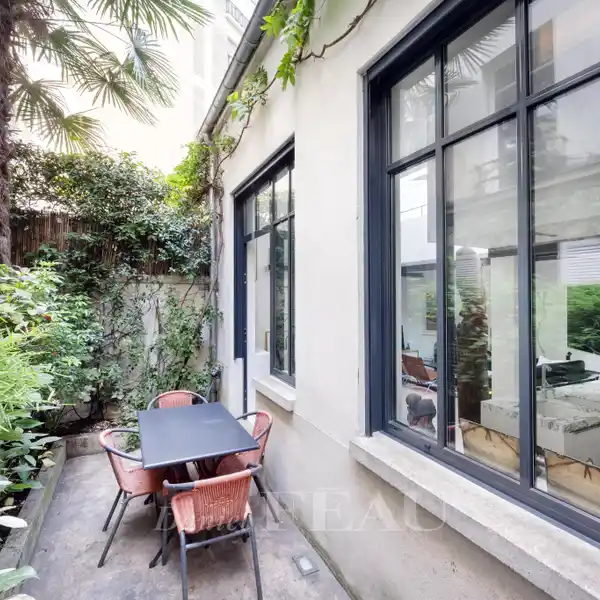 ARCHITECT-DESIGNED LOFT WITH TERRACE AND TIMELESS SERENITY