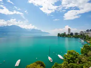 Superb Apartment Ideally Located on the Front Line of the Lake