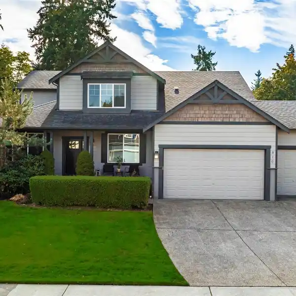 ELEGANT BOTHELL HOME WITH SPA BATH, GUEST SUITE & ENTERTAINER’S YARD