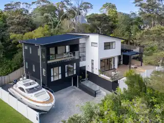 Waterfront Elegance with Bespoke Modern Design