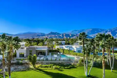 Elegant Modern Home in Gated Escena