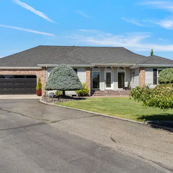 PRIVATE FIVE-ACRE RETREAT MINUTES TO TOWN
