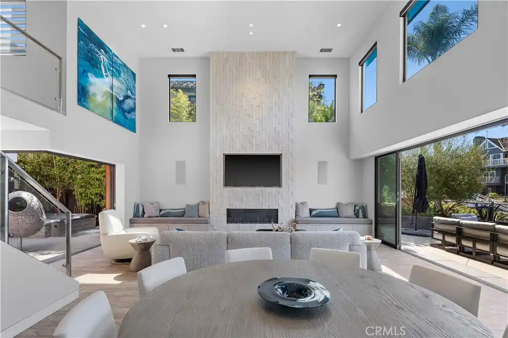 Exceptional Residence on a Sprawling Waterfront Lot