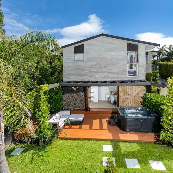 PARKSIDE ELEGANCE WITH SEAMLESS INDOOR-OUTDOOR FLOW