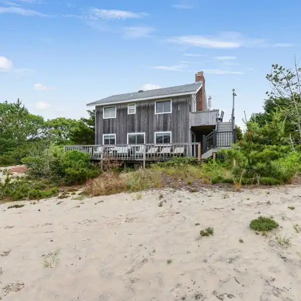 TWO-STORY RENTAL STEPS TO PRIVATE BEACH ACCESS