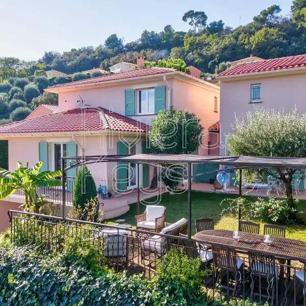 ELEGANT VILLA CLOSE TO NICE