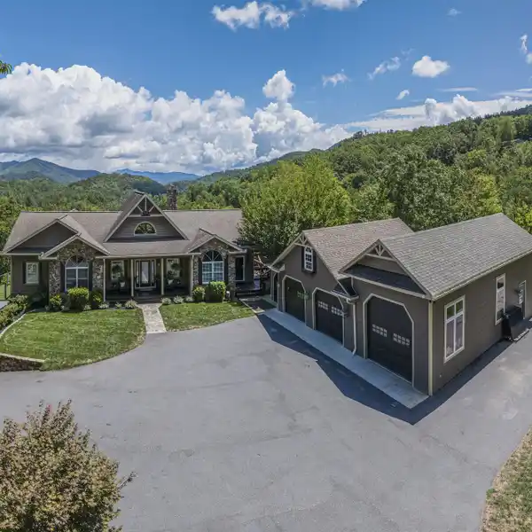 CUSTOM-BUILT BLUE RIDGE MOUNTAIN ESTATE