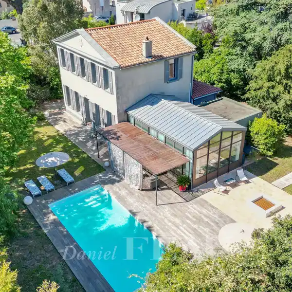 REFINED 19TH-CENTURY HOME IN LUSH SETTING