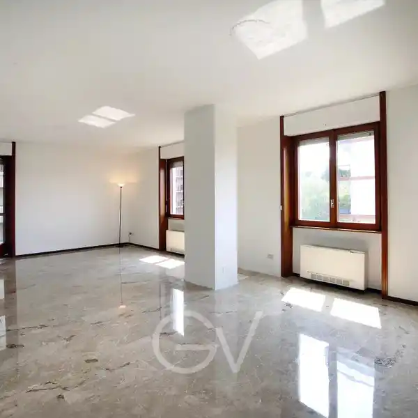 BRIGHT APARTMENT IN AN ELEGANT BUILDING
