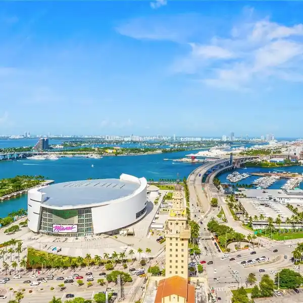 LUXURY CONDO IN PRIME LOCATION