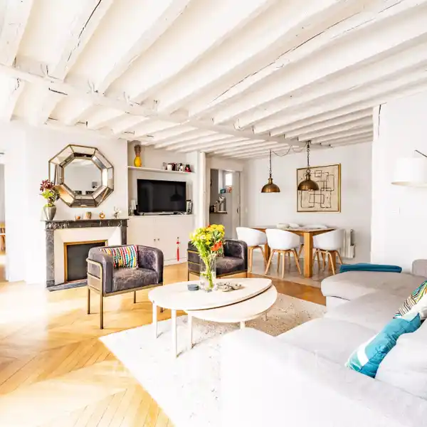 CHARMING 18TH-CENTURY APARTMENT WITH COURTYARD SERENITY