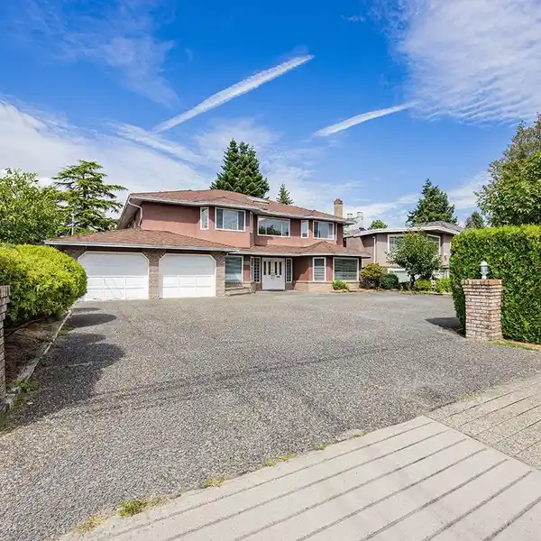 VERSATILE HOME IN CONVENIENT LOCATION