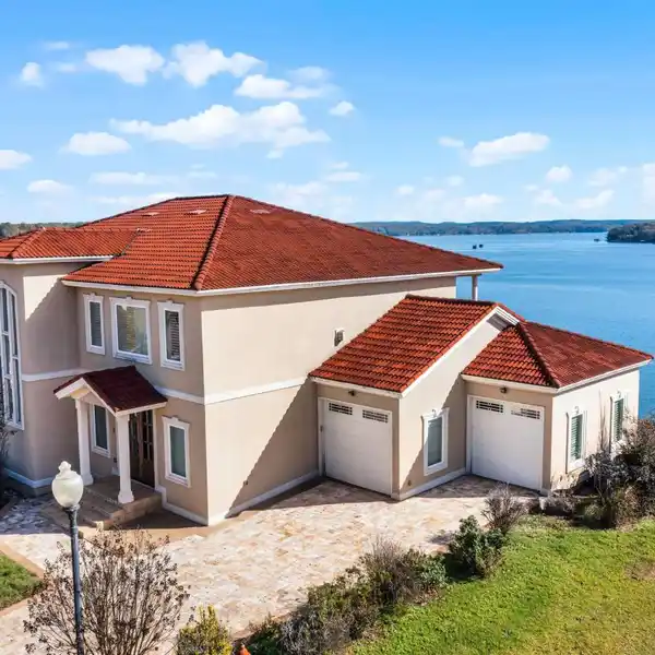 GORGEOUS SEVEN BEDROOM WATERFRONT HOME
