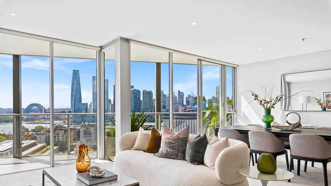 Exceptional Sub-penthouse with Sweeping Views