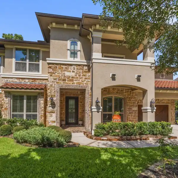 METICULOUSLY MAINTAINED HOME IN THE WOODLANDS