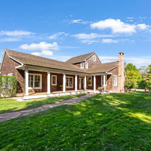 CHARM AND ELEGANCE IN THE HISTORIC WHALING VILLAGE