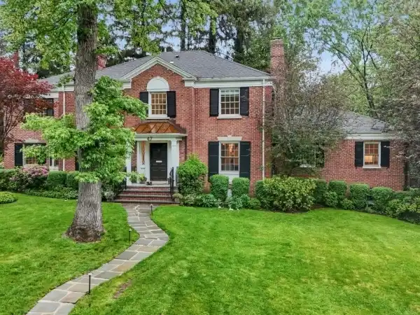 SMART HOME COLONIAL STEPS FROM TRAIN STATION