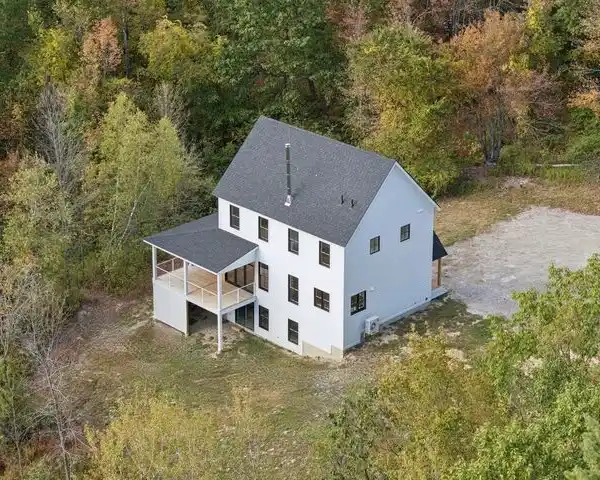 SEAMLESSLY BLENDS MODERN FARMHOUSE WITH MODERN DESIGN