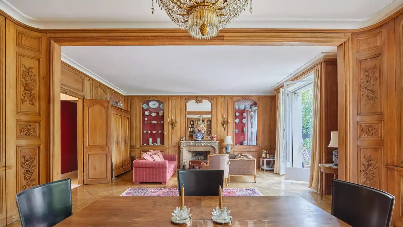 Apartment with Garden on Prestigious Avenue Foch