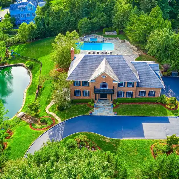 ONE-OF-A-KIND KINGS POINT CENTER HALL COLONIAL