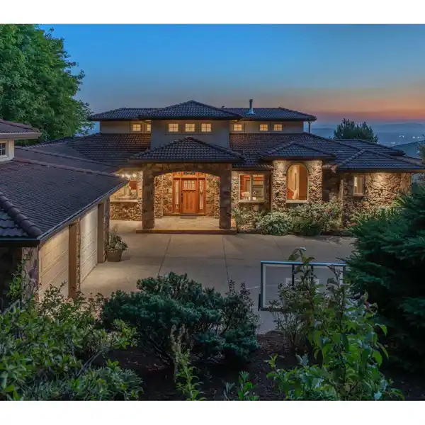 SOPHISTICATED LIVING WITH EVERYDAY COMFORT